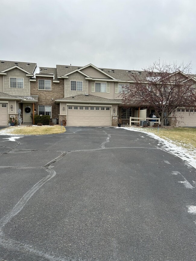 Building Photo - 860 Independence Dr