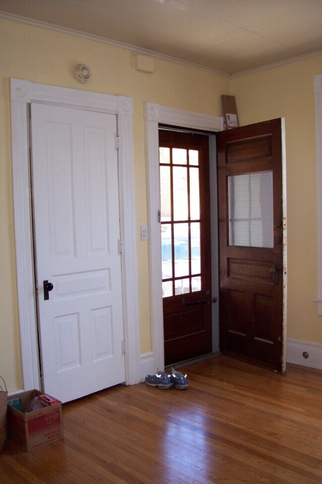 Living room - 1004 Vaughn St