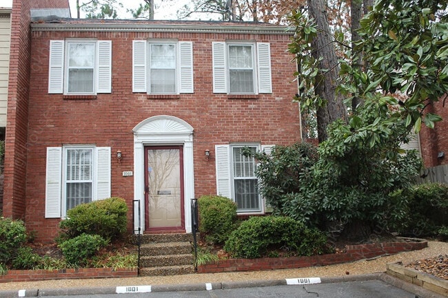 Building Photo - 2 bed / 2.5 bath home