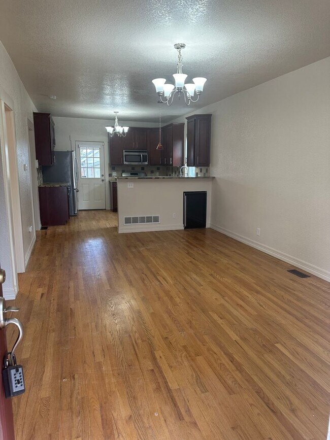 Building Photo - Beautiful 2 bedroom in prime location