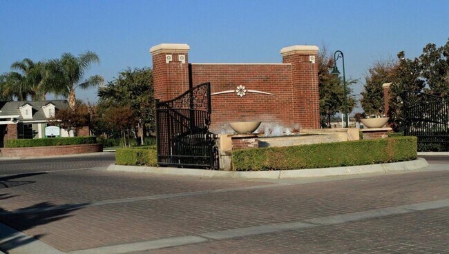 Foto del edificio - 3-Bedroom in the Desirable University Park Gated Community with solar!