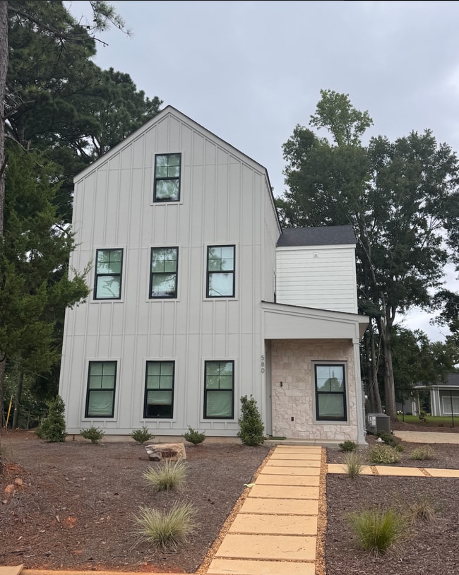 Building Photo - 580 Pride Ave