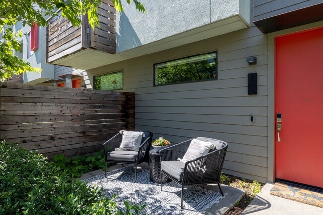 Building Photo - Fully renovated Townhome! Garage Parking!