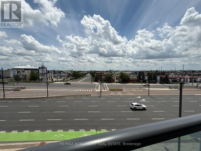 Photo du bâtiment - 3600-3600 Hwy 7 W