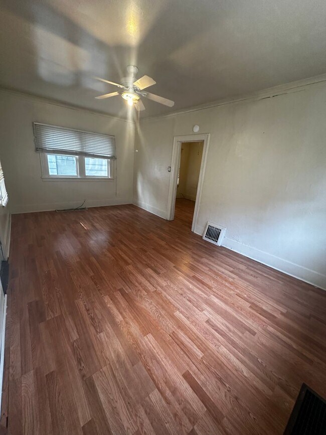 Building Photo - Welcome to this charming 2-bedroom, 1-bath...