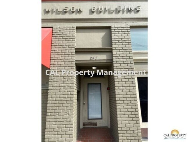 Building Photo - Upper level 1-bedroom apartment near downt...