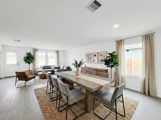 Foto del edificio - This great new single-story design makes smart use of the space available. At the front are all t...