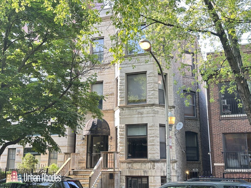 Primary Photo - 852 W Buckingham Pl