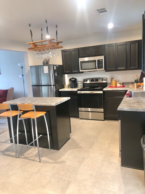 Building Photo - 3 BEDROOM FULLY FURNISHED - UTILITIES INC