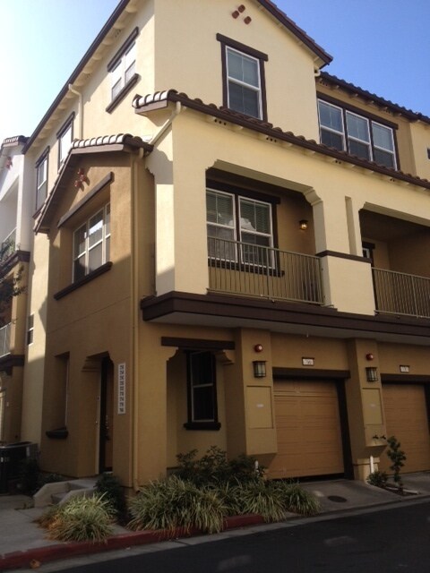 Foto principal - Opportunity Knocks! Updated Tri-Level prop...