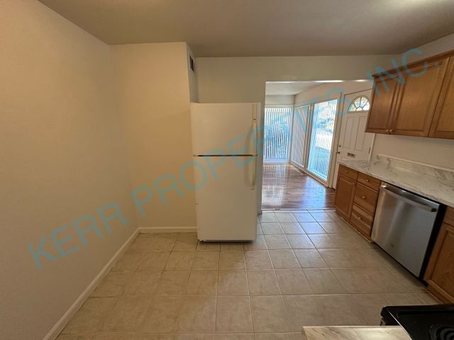 Foto del edificio - Charming 3-Bed Retreat in Milwaukie - Cozy 923 Sq Ft Haven!