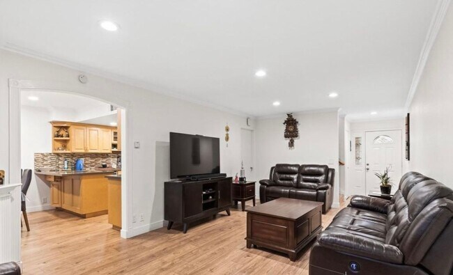 Building Photo - Excellent 4 Bed 2.5 Bath Home