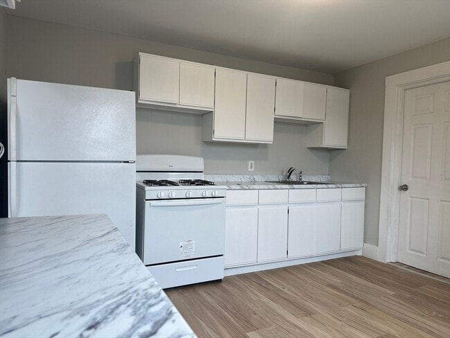 Foto del edificio - 159 E Central St