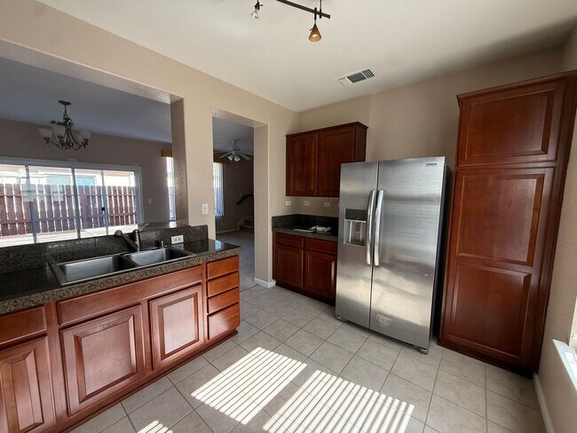 Foto del edificio - 3 Bed | 2.5 Bath | 1345 SF |  2 Car Garage | Two Story | Tenant pays $175 for WS&G