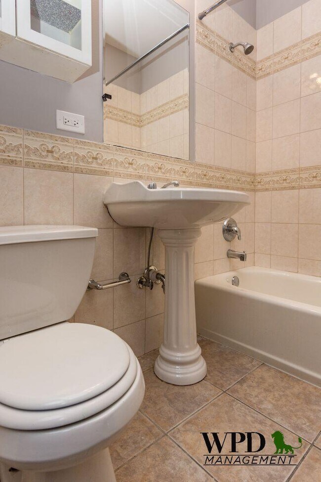 Building Photo - 2 bedroom in Chicago IL 60619