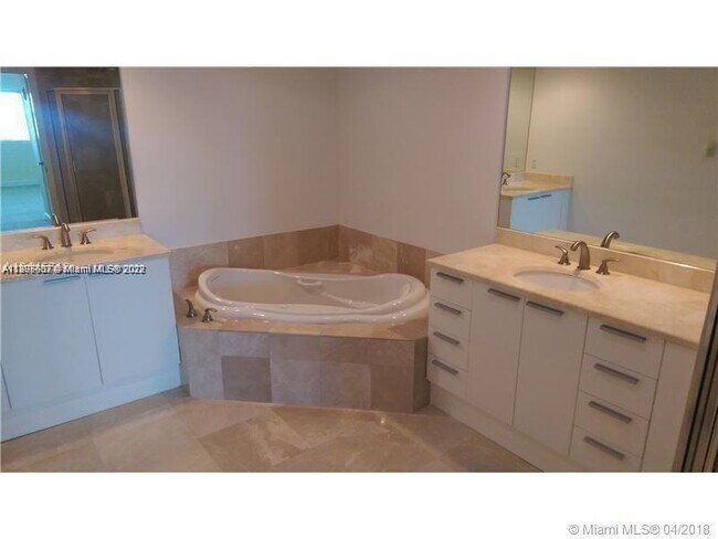 Foto del edificio - 15051 Royal Oaks Ln