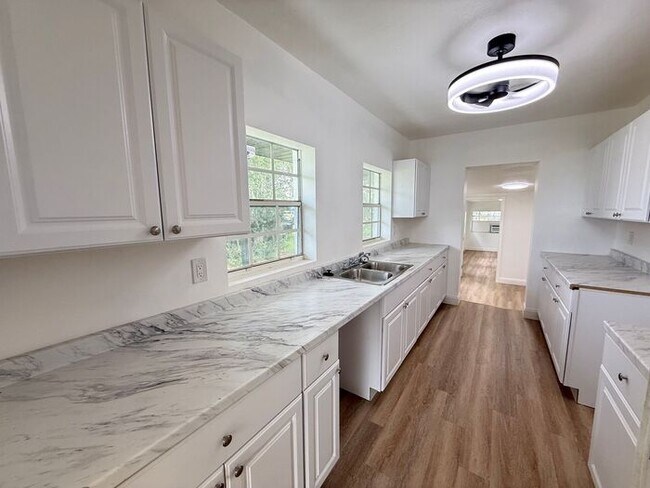 Foto del edificio - Groveland Home on large lot