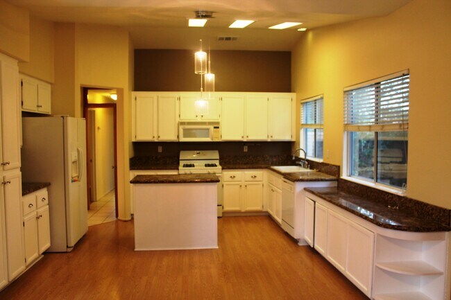 Building Photo - 37879 Hollister Dr