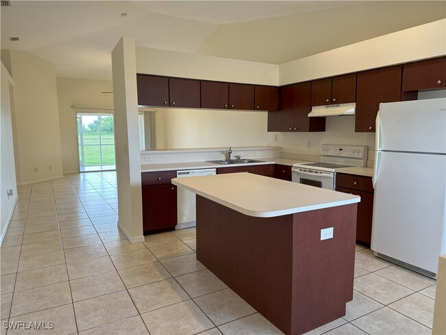 Foto del edificio - 832 Diplomat Pkwy E