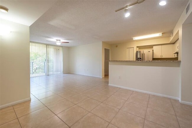 Foto del edificio - 4808 N State Rd 7