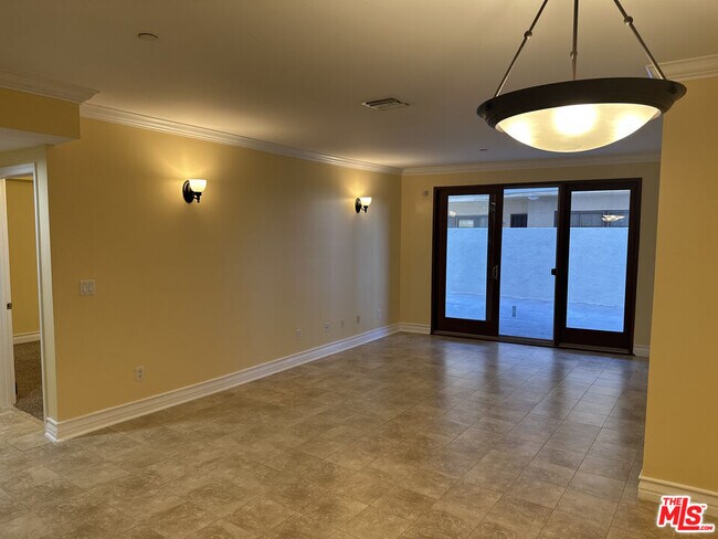 Building Photo - 122 N Clark Dr
