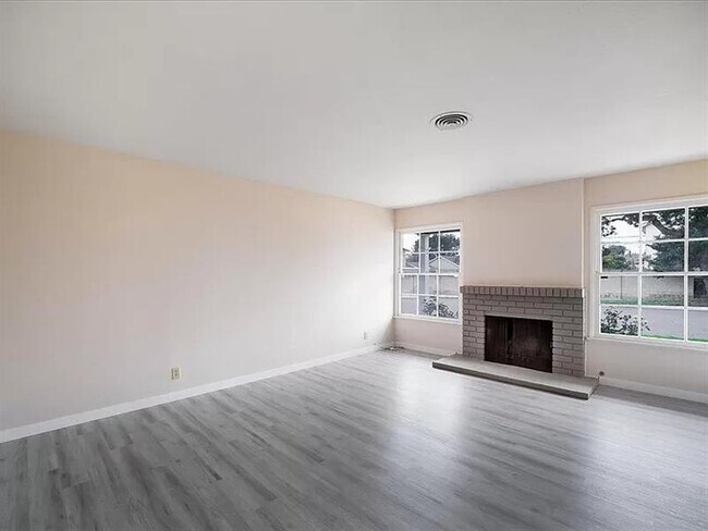 Foto del edificio - For Rent