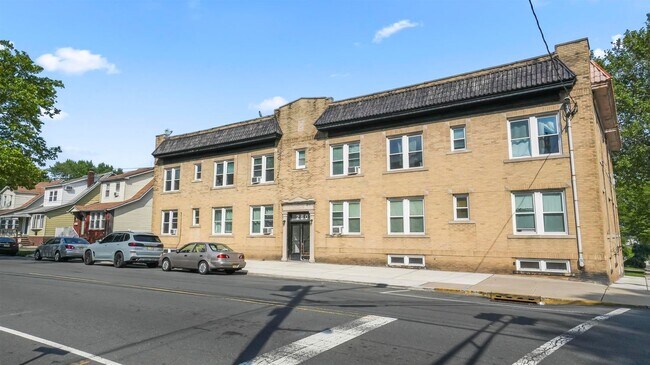 Building Photo - 260 Davis Ave
