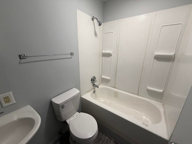 Building Photo - 1402 Main-E