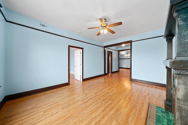 Building Photo - 3422 N Sheffield Ave