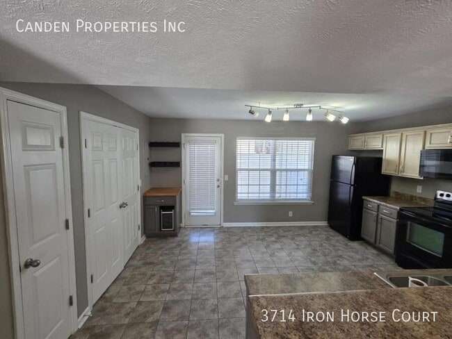 Foto del edificio - 3714 Iron Horse Court