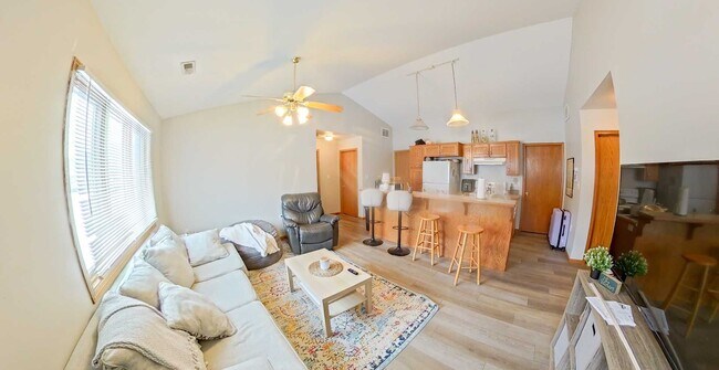Foto del edificio - Pet Friendly + Washer & Dryer Included + Off-Street Parking! Available August 1st!
