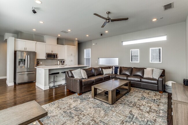 Building Photo - 2433 Thatcher Dr