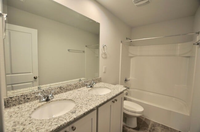 Foto del edificio - FOR LEASE! Super Nice 4 BR - 2 BA Brick Ho...