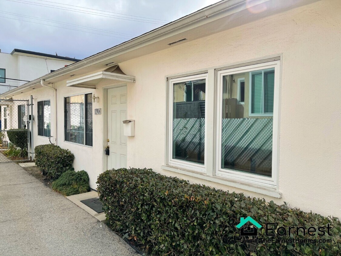 Primary Photo - 1+1 Cozy Triplex in Prime West LA Location