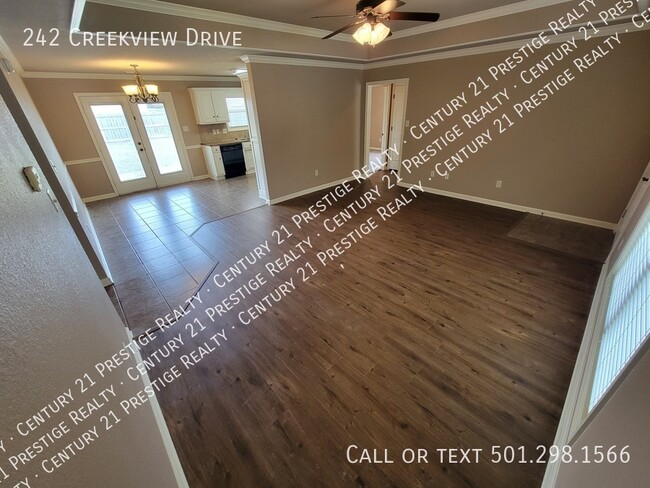 Foto del edificio - 242 Creek View Dr