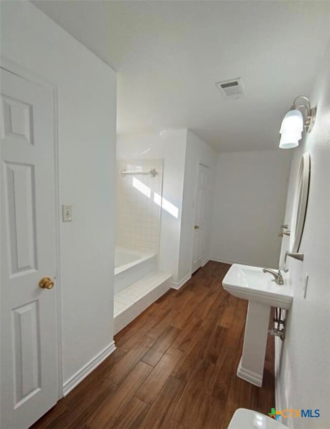 Building Photo - 1411 Saddle Dr