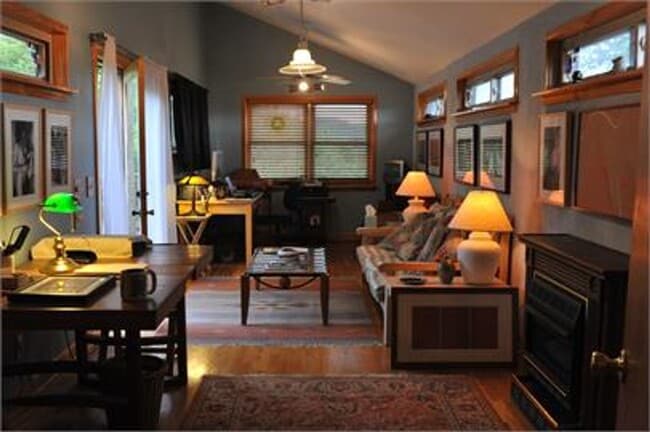 Foto del edificio - Unique 4 Bedroom with 2 Car Garage and out...