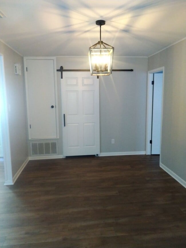 Building Photo - 2002 Glenhaven St