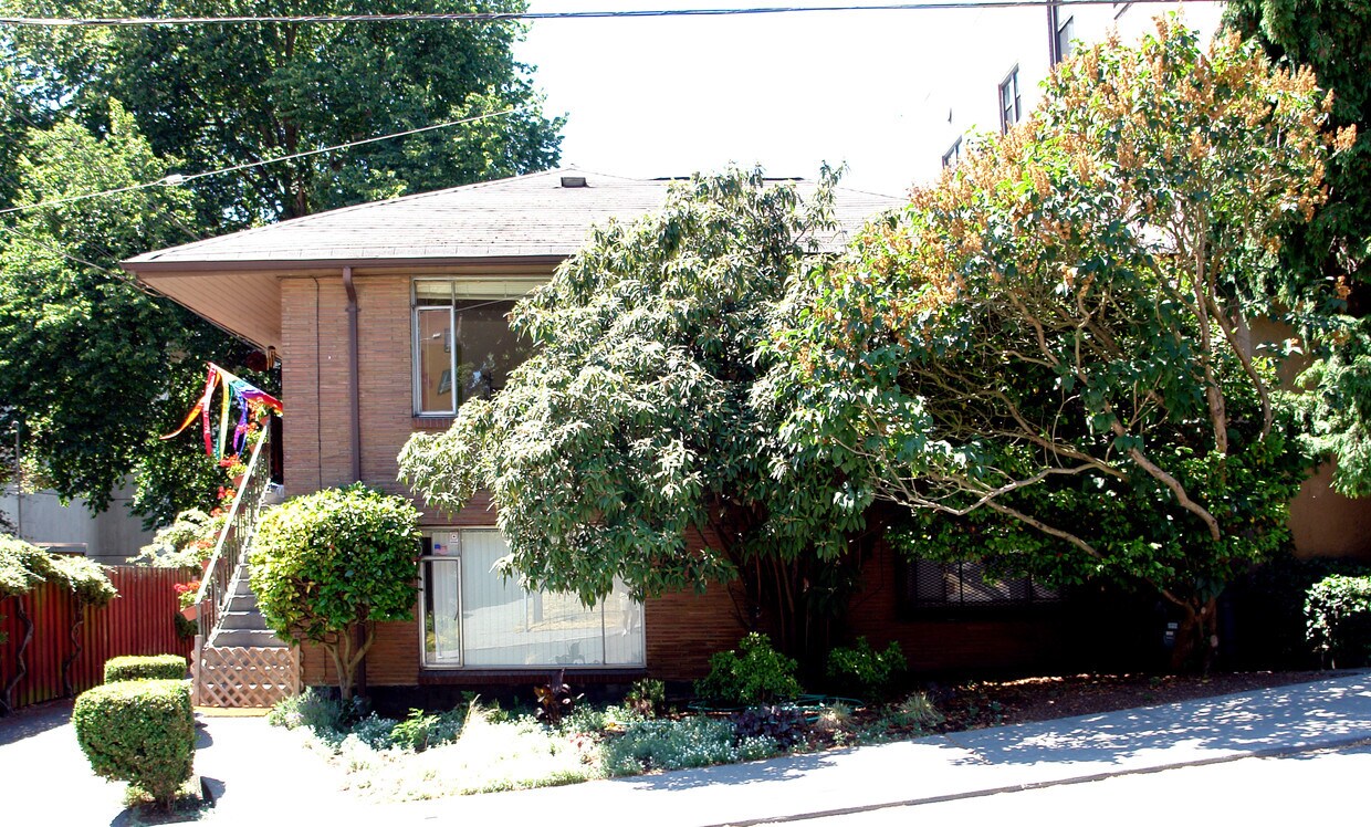 Building Photo - 911 1st Ave W