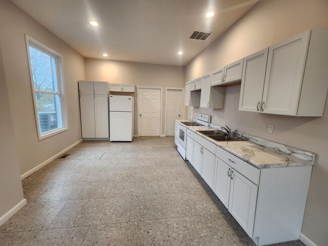 Building Photo - 458 N 9th St