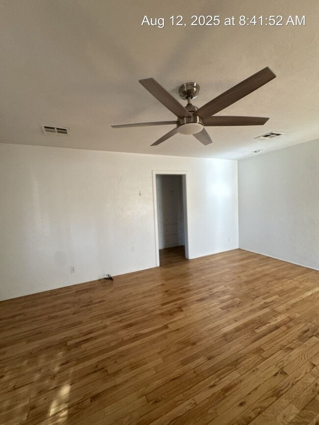 Building Photo - 2 Bedroom Home! Available Now!