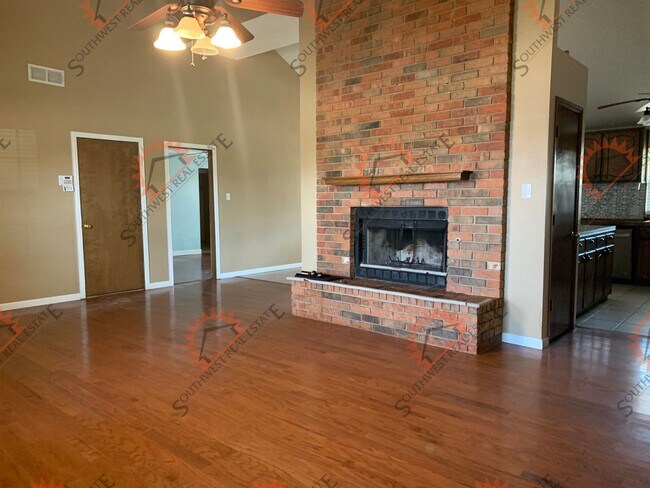 Building Photo - 3 BEDROOM/2 FULL BATH/2 CAR GARAGE