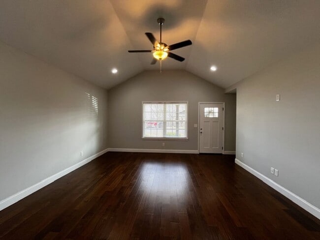 Building Photo - Beautiful 3 Bedroom 2 Bath home with back deck overlooking large backyard