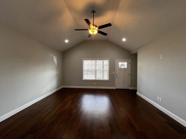 Foto del edificio - Beautiful 3 Bedroom 2 Bath home with back deck overlooking large backyard