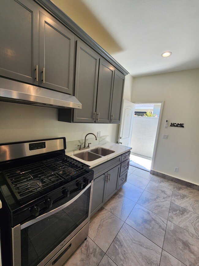Building Photo - 9852 Cabanas Ave