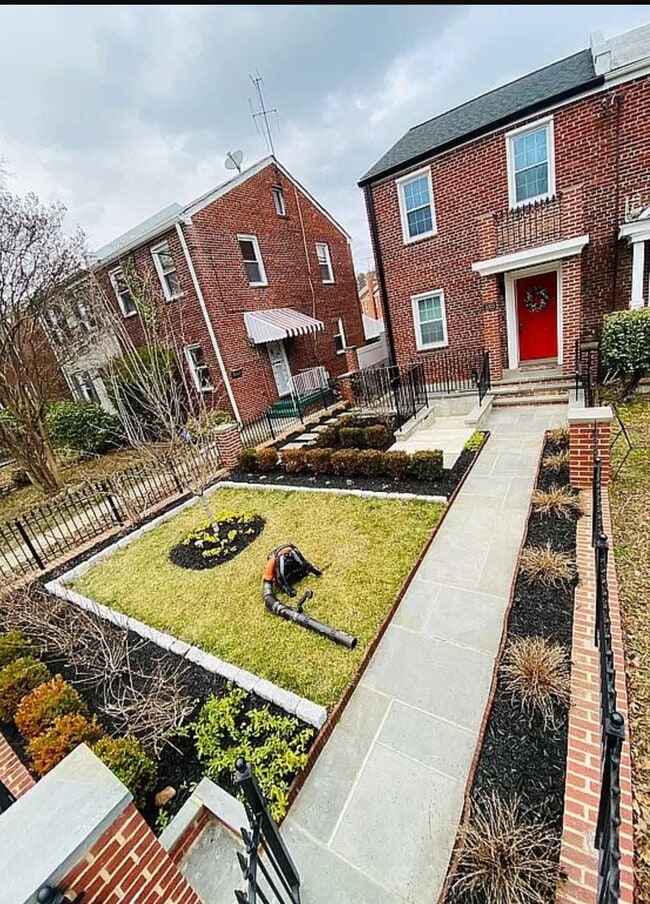 Front View - 5003 South Dakota Ave NE Townhome