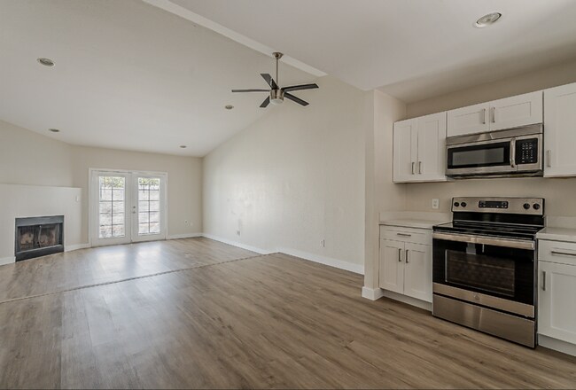 Building Photo - Clean! 3 bed 2 bath Town Home - Central PHX - Gated - Pool!