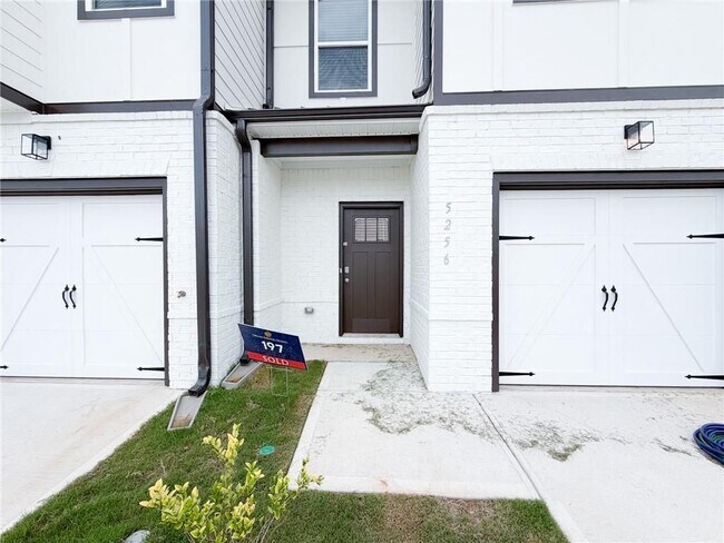 Foto del edificio - 5256 Magnolia Pl