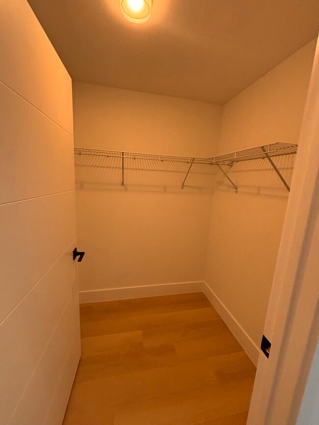 Building Photo - 1541 Van Buren St