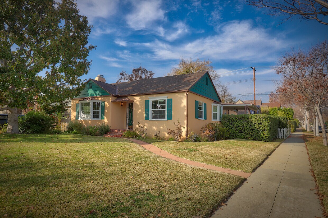 Primary Photo - 2415 Las Lunas St